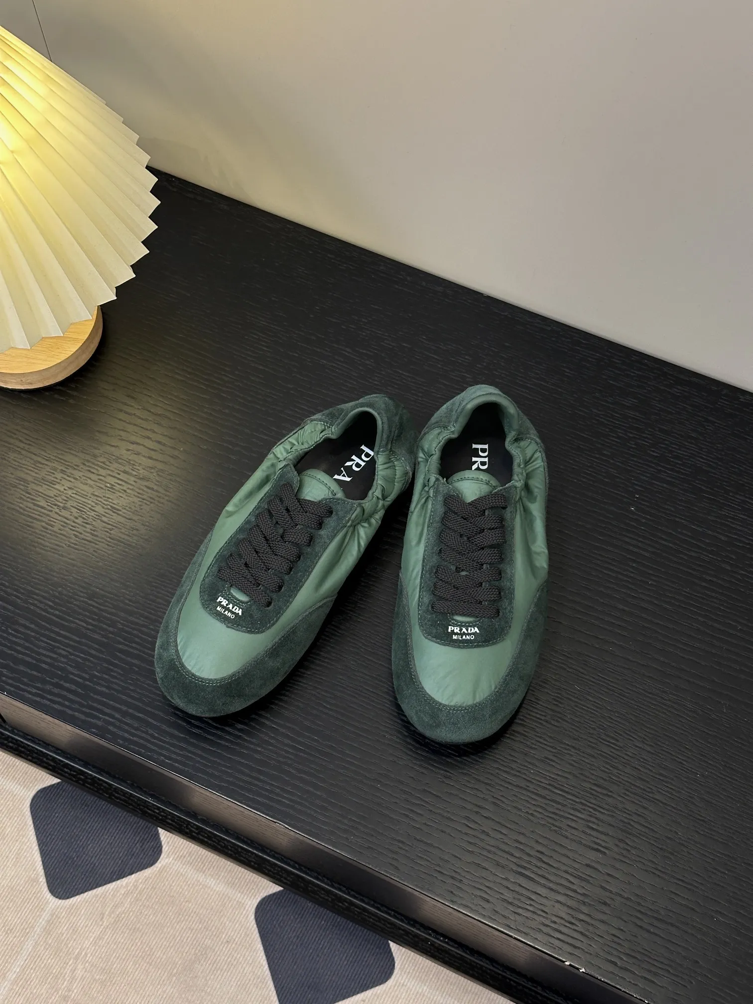 👟👟Ex-factory price 420👟👟 💠𝐏𝐑𝐀𝐃𝐀#Prada catwalk style lightweight thin-soled new moral training shoes casual shoes💠 outsole molded TPU❣️not made of rubber! The suede upper is textured, and the inner sheepskin is wrapped, which is soft and waxy. The insole is thickened with lambskin, which is extremely comfortable to step on, has a sense of support, and feels well wrapped. The shoe shape is full of wrapping, light, easy to wear, and practical. It is a casual shoe that makes you taller and longer legs! White is clean and refreshing, needed all year round, and can be easily worn with skirts and trousers. Upper: imported suede/original molded fabric. Lining: sheepskin. Outsole: TPU outsole! Different from cheap rubber soles on the market! Code number: 35-40 (40 customized)